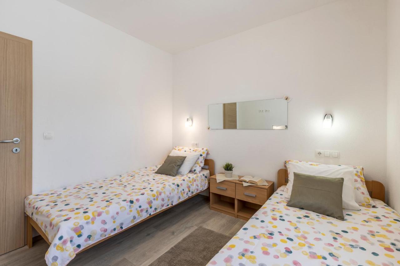 Apart Sa Terasom 250M Od Plaze,Parking,Wi Fi,Rostilj Трогир Екстериор снимка