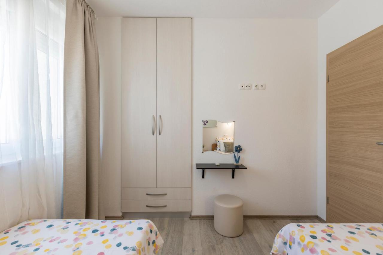 Apart Sa Terasom 250M Od Plaze,Parking,Wi Fi,Rostilj Трогир Екстериор снимка