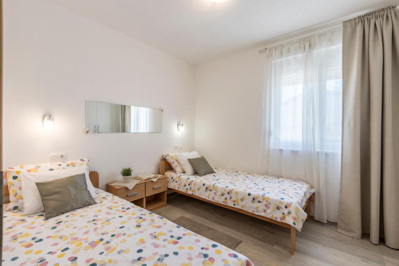 Apart Sa Terasom 250M Od Plaze,Parking,Wi Fi,Rostilj Трогир Екстериор снимка