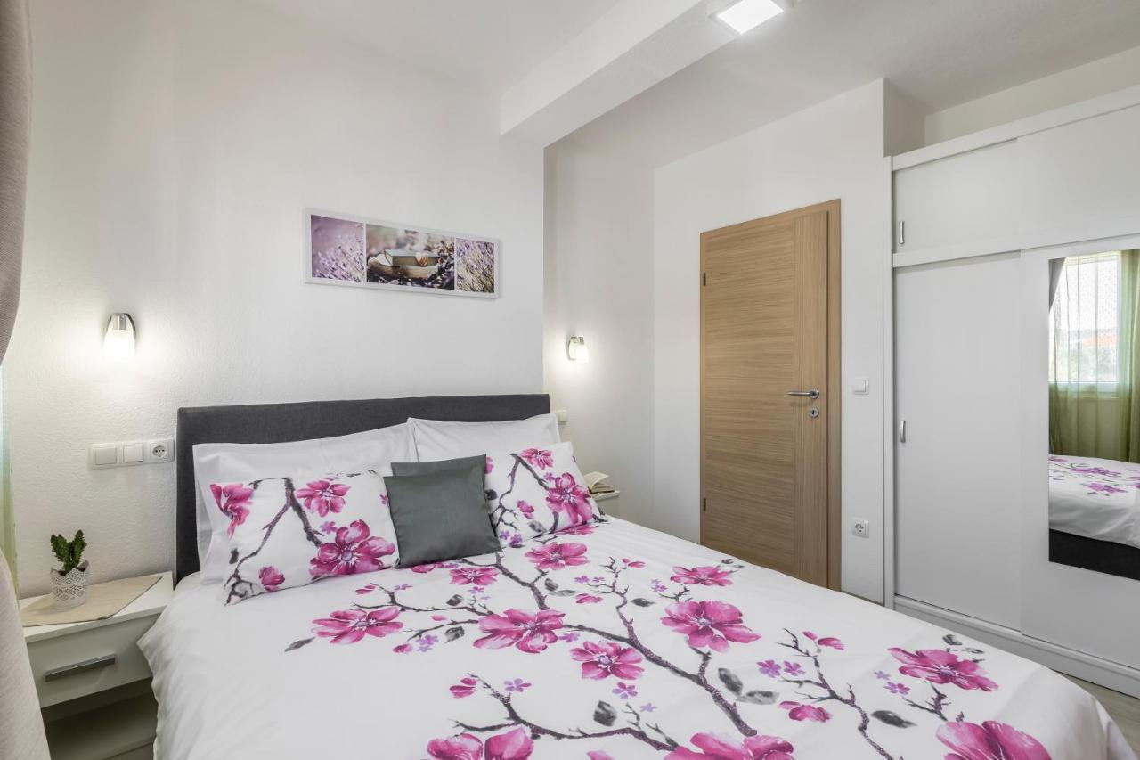 Apart Sa Terasom 250M Od Plaze,Parking,Wi Fi,Rostilj Трогир Екстериор снимка