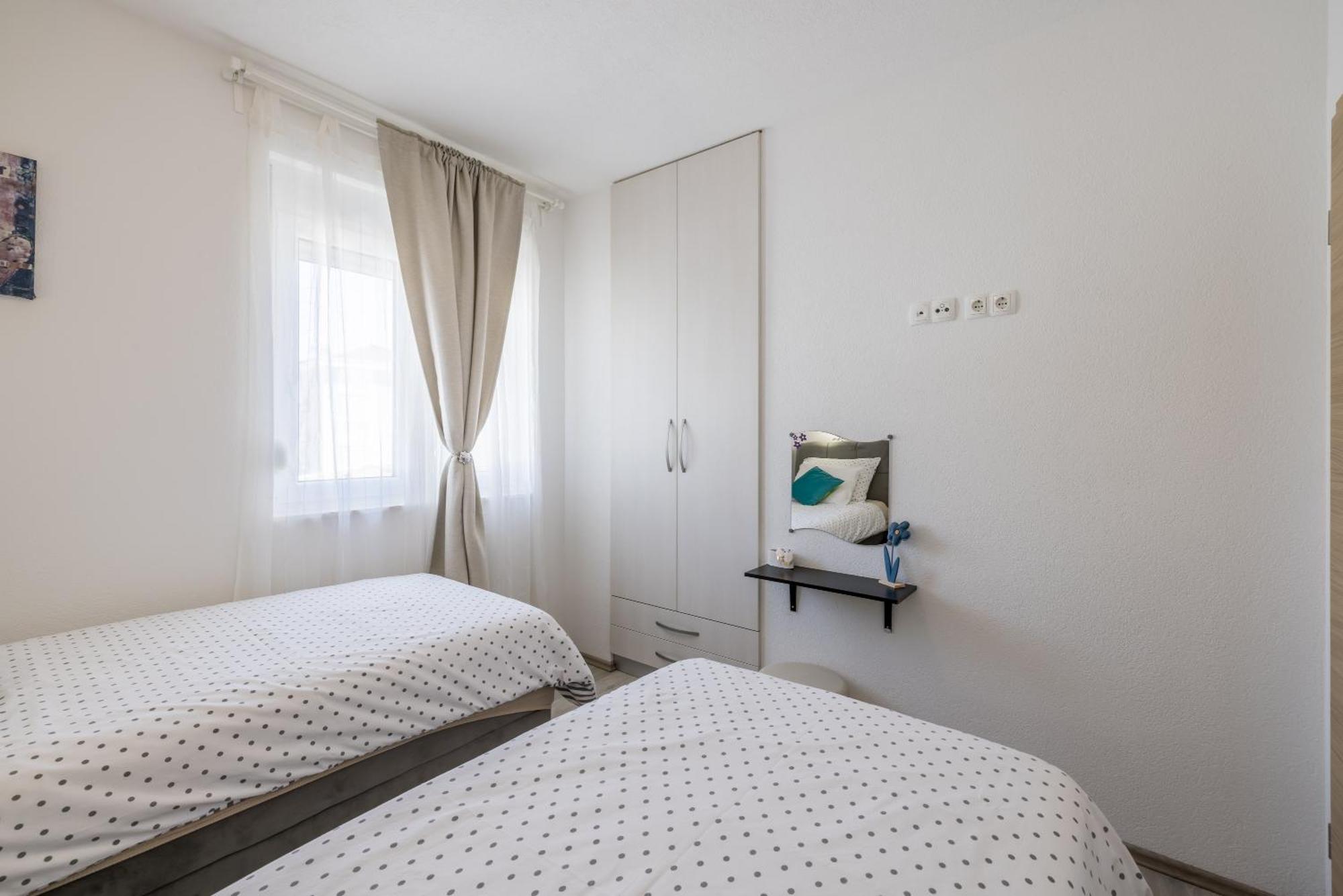 Apart Sa Terasom 250M Od Plaze,Parking,Wi Fi,Rostilj Трогир Екстериор снимка