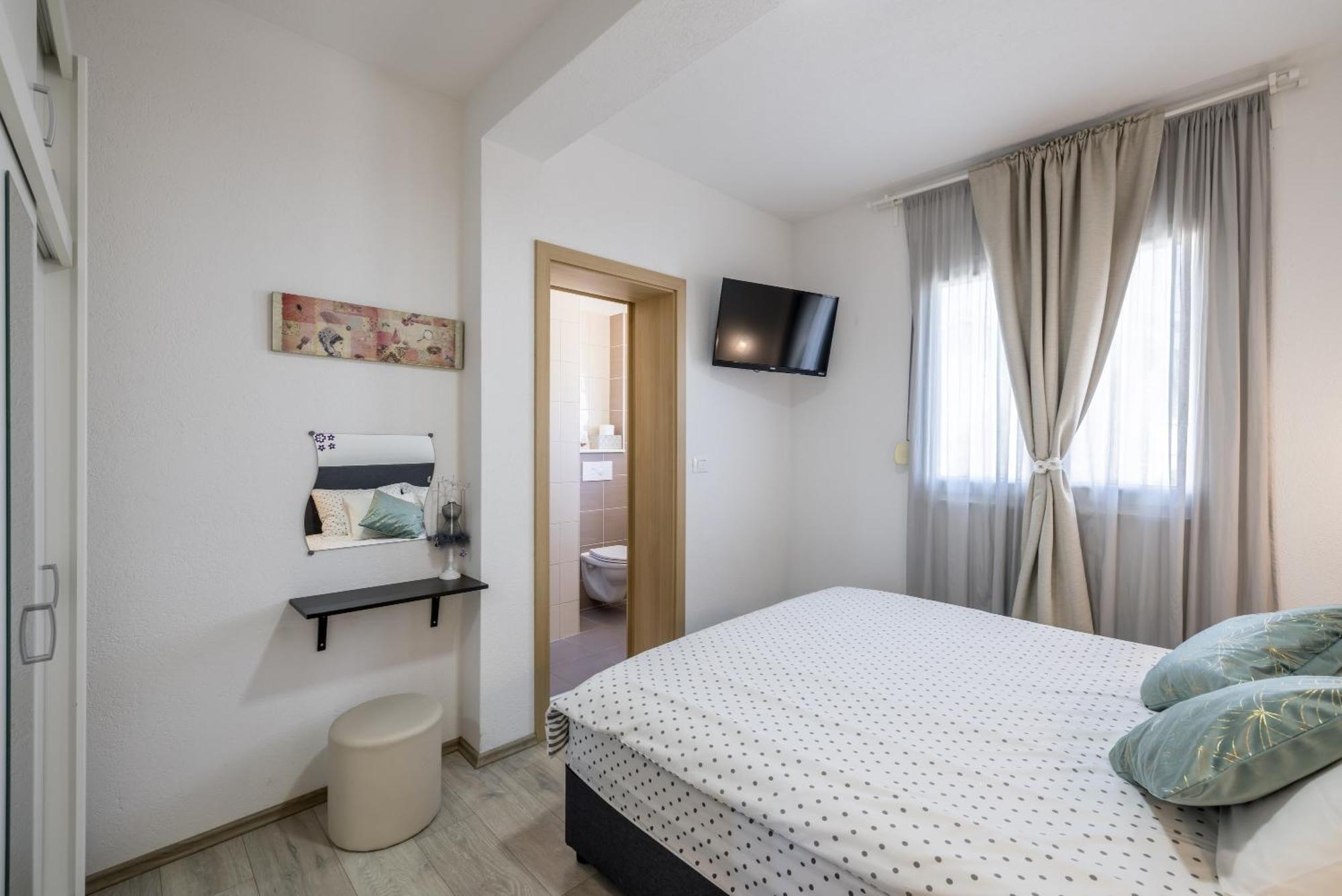 Apart Sa Terasom 250M Od Plaze,Parking,Wi Fi,Rostilj Трогир Екстериор снимка