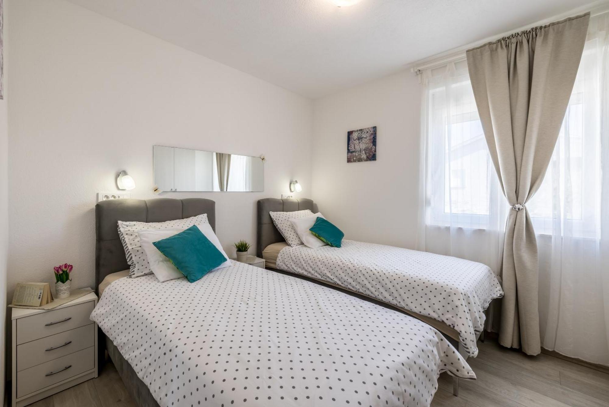 Apart Sa Terasom 250M Od Plaze,Parking,Wi Fi,Rostilj Трогир Екстериор снимка