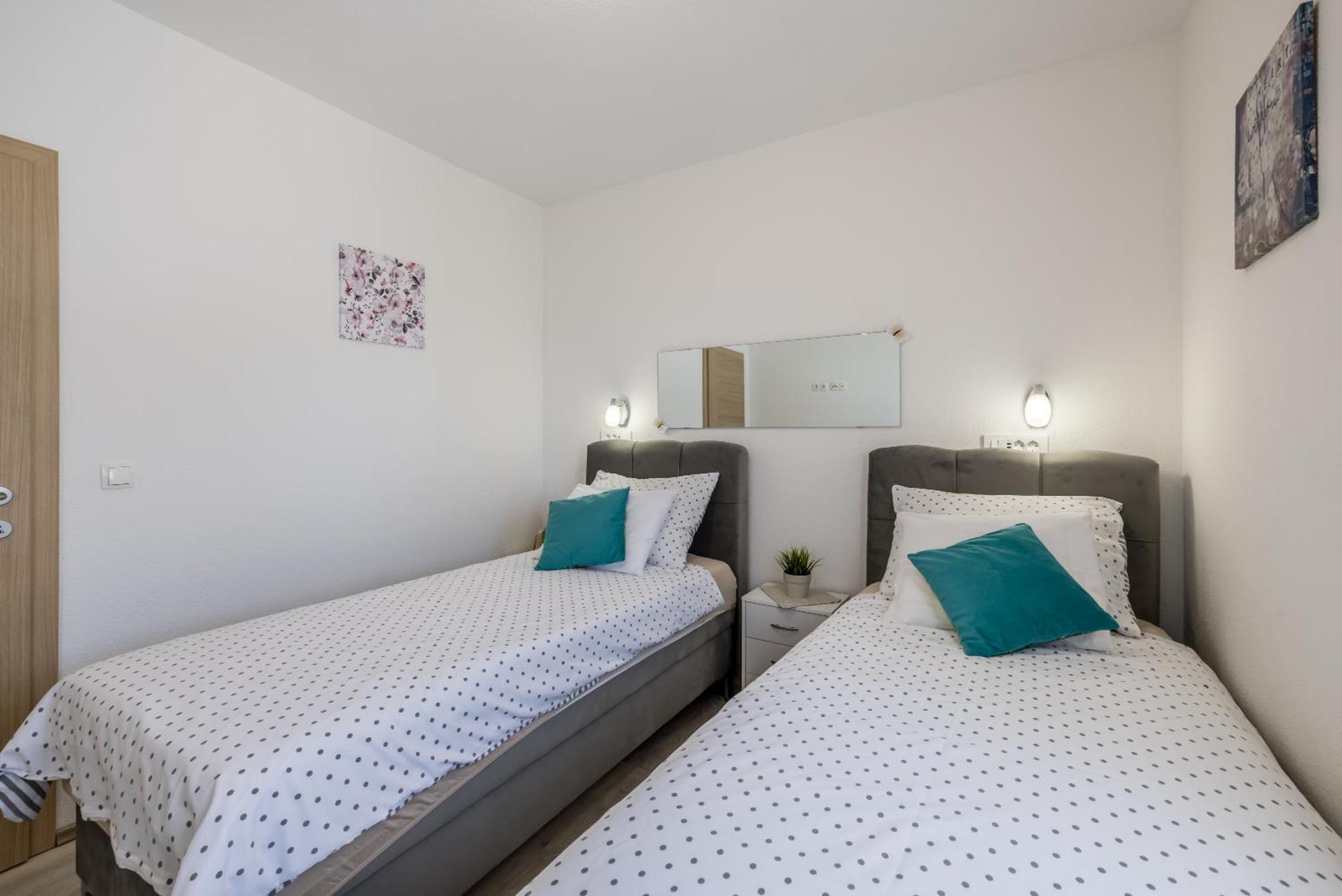 Apart Sa Terasom 250M Od Plaze,Parking,Wi Fi,Rostilj Трогир Екстериор снимка