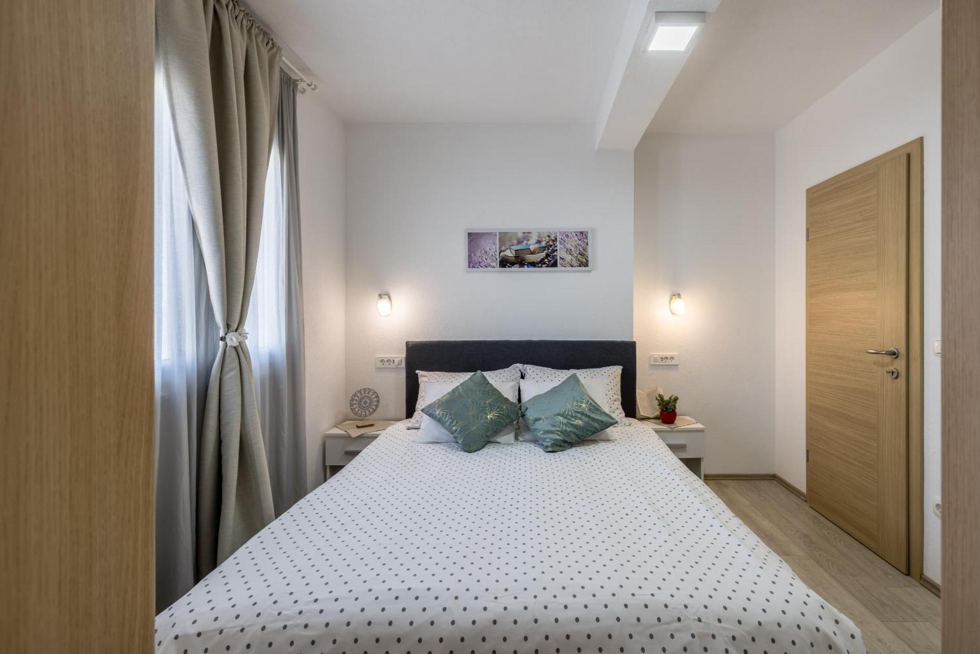 Apart Sa Terasom 250M Od Plaze,Parking,Wi Fi,Rostilj Трогир Екстериор снимка