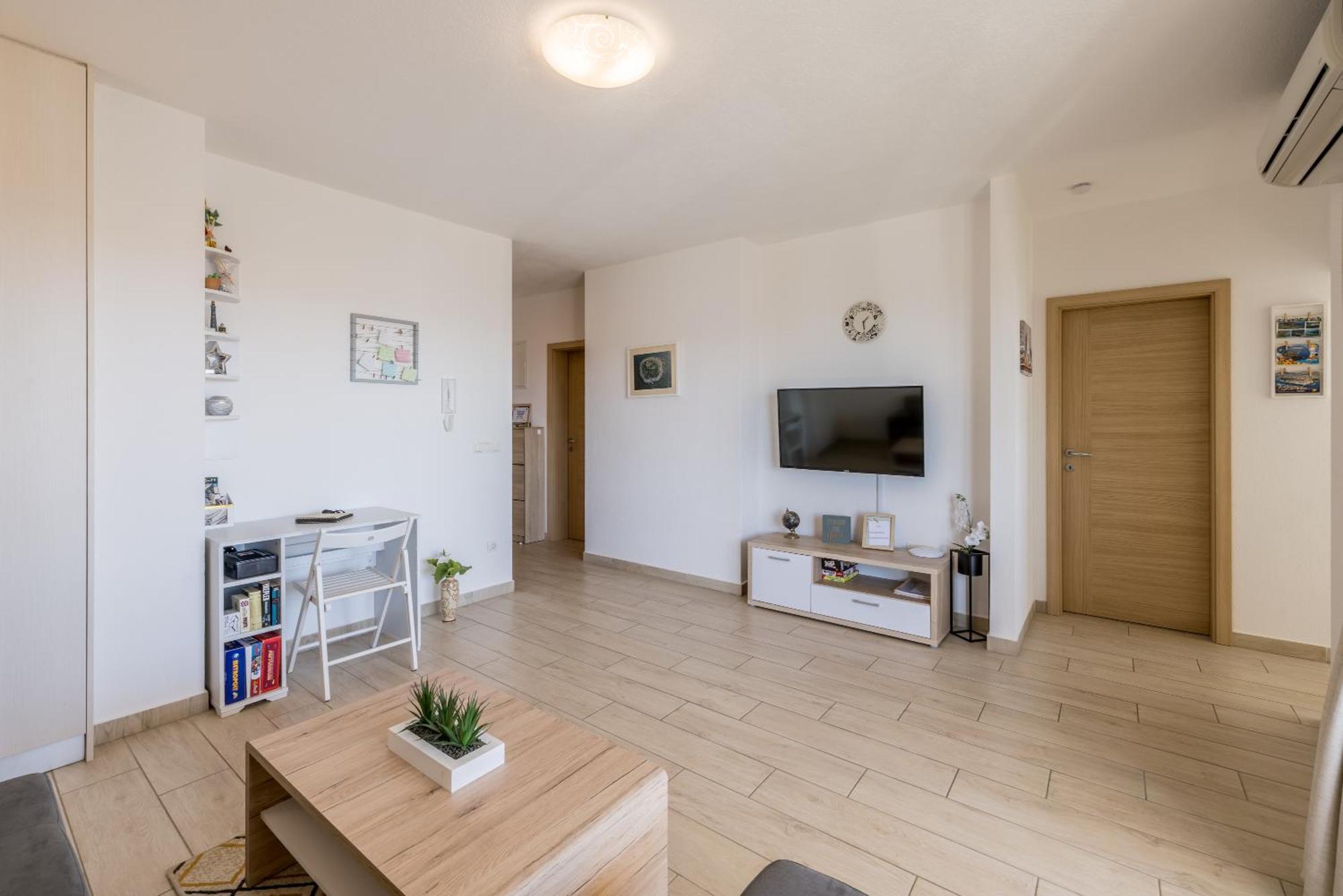 Apart Sa Terasom 250M Od Plaze,Parking,Wi Fi,Rostilj Трогир Екстериор снимка