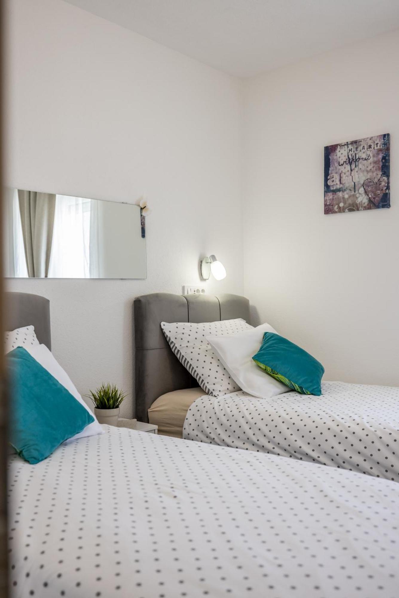 Apart Sa Terasom 250M Od Plaze,Parking,Wi Fi,Rostilj Трогир Екстериор снимка